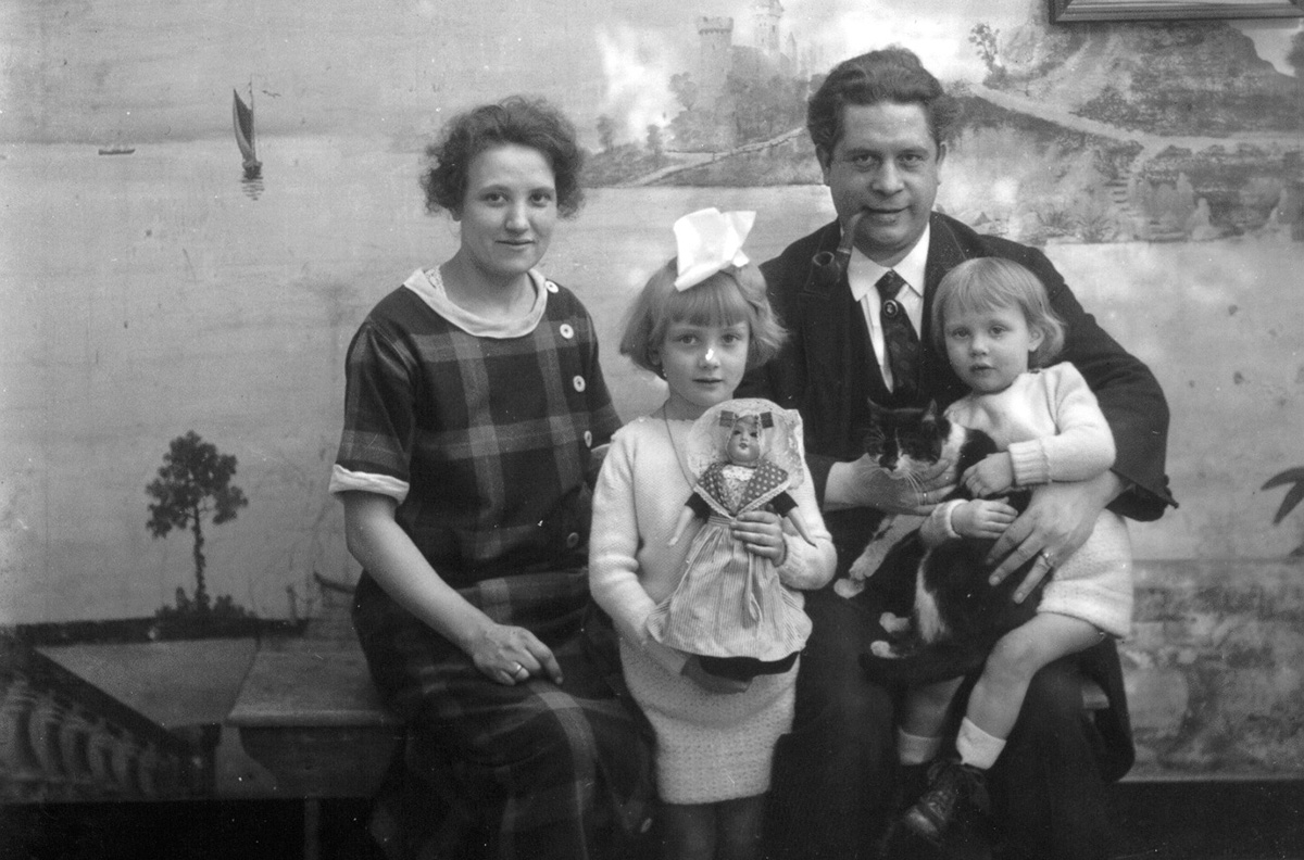 Felix Timmermans met zijn echtgenote Marieke en dochtertjes Lia (staand) en Clara, ca. 1925 – foto Edgar Barbaix Felix Timmermans met zijn echtgenote Marieke en dochtertjes Lia (staand) en Clara, ca. 1925 – foto Edgar Barbaix
