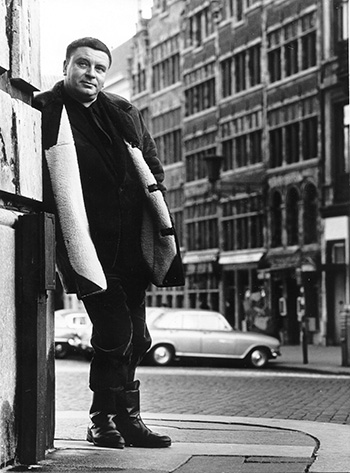 Hubert Lampo op de Grote Markt in Antwerpen, 1966