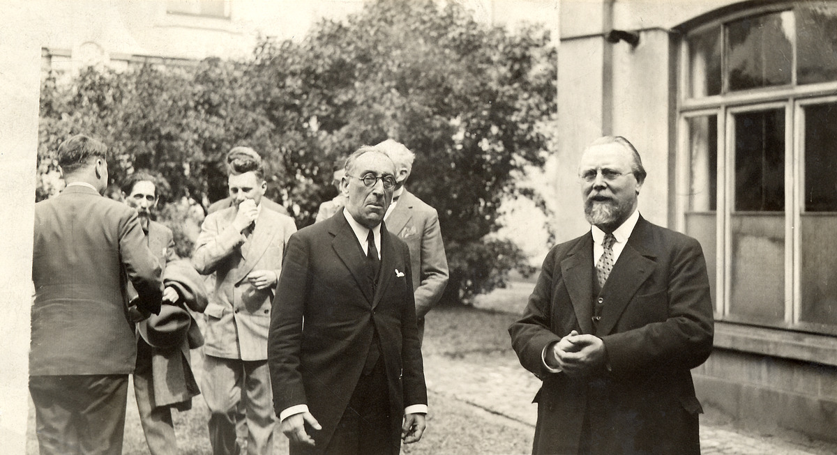 Emmanuel de Bom en August Vermeylen in gesprek met op de achtergrond o.a Lode Zielens, 1932