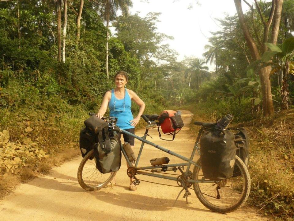 Kristien Hemmerechts tijdens een fietstocht in Sierra Leone, december 2017