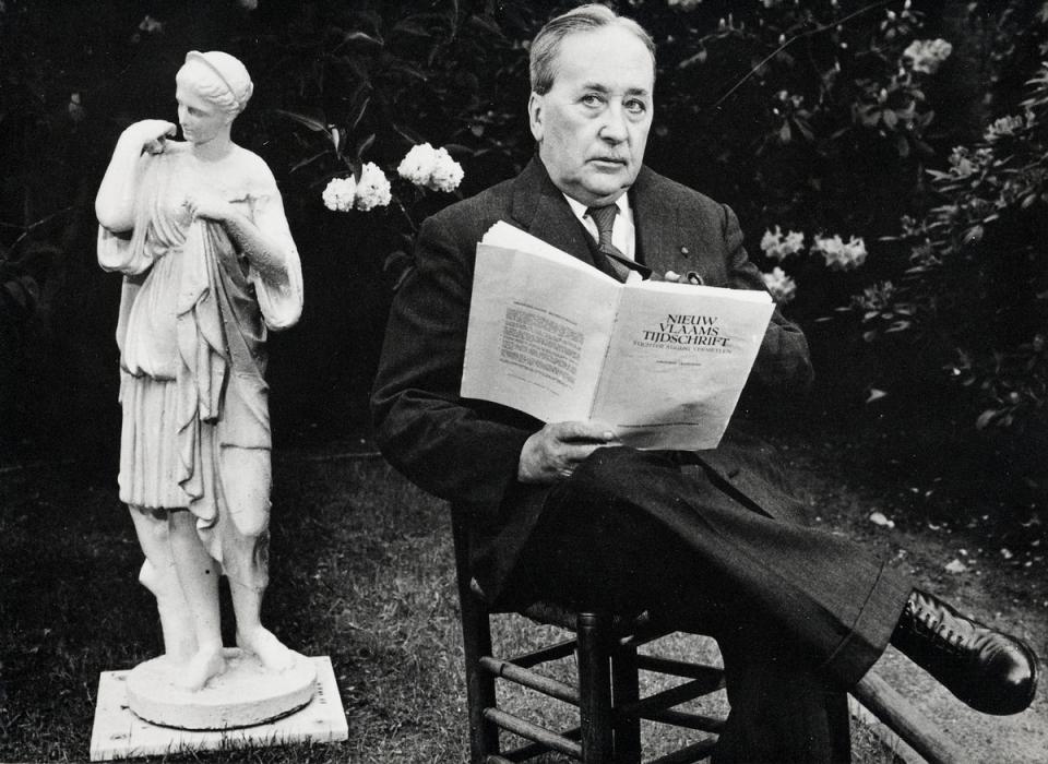 Willem Elsschot, lezend in zijn tuin