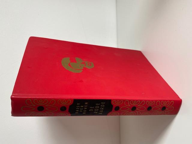 boek 'De rode aarde die aan onze harten kleeft'