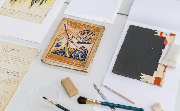 Deel van een archief met tools voor restauratie en bewaring