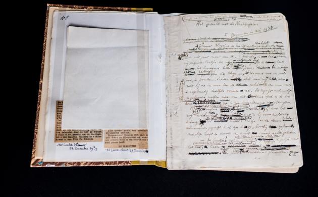 Foto van het manuscript van Het gevecht met de nachtegalen van Maurice Gilliams Elias waarin notities en schrappingen te zien zijn