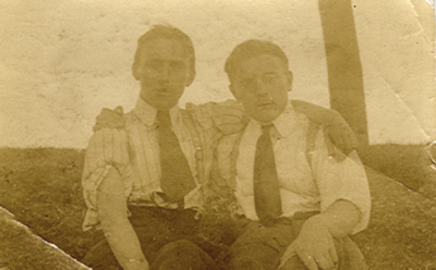 Foto van twee mannen met een arm om elkaars schouder