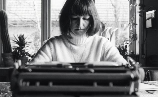 Mireille Cottenjé achter haar typmachine