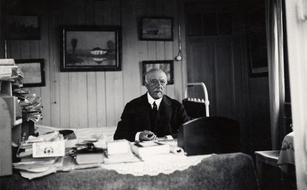 Cyriel Buysse aan zijn werktafel, 1929.
