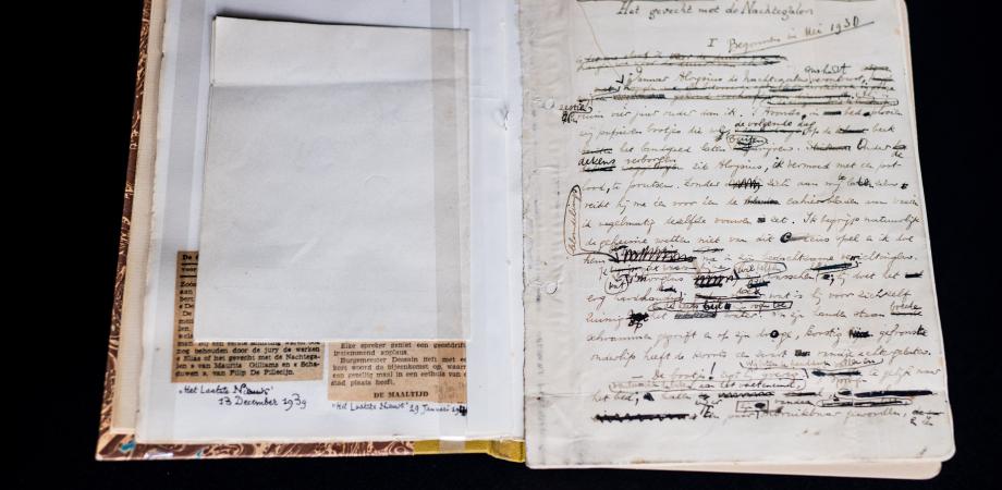 Foto van het manuscript van Het gevecht met de nachtegalen van Maurice Gilliams Elias waarin notities en schrappingen te zien zijn