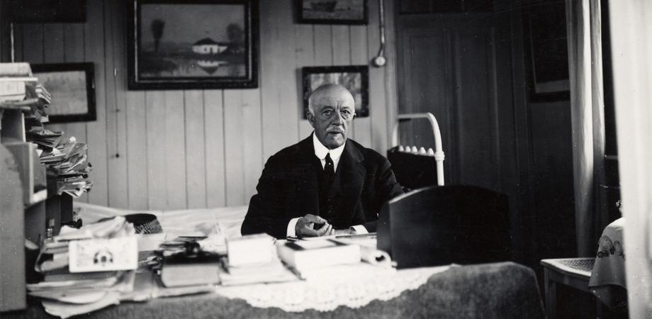 Cyriel Buysse aan zijn werktafel, 1929.