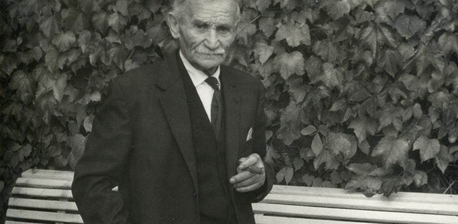 Stijn Streuvels, met sigaar in de hand, voor het Lijsternest, 1962