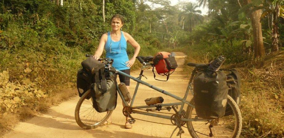 Kristien Hemmerechts tijdens een fietstocht in Sierra Leone, december 2017 Kristien Hemmerechts tijdens een fietstocht in Sierra Leone, december 2017
