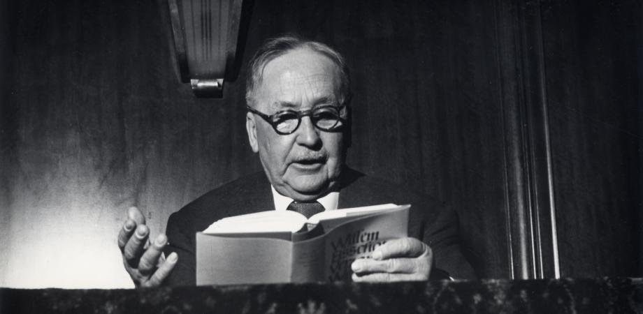 Willem Elsschot leest voor uit het pas verschenen Verzameld Werk in de Bijenkorf in Rotterdam, 1957. Willem Elsschot leest voor uit het pas verschenen Verzameld Werk in de Bijenkorf in Rotterdam, 1957.